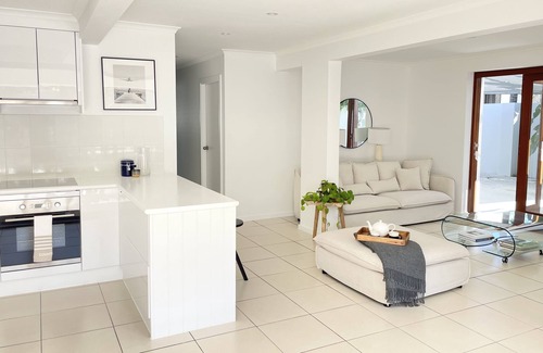 Mermaid Waters Maison | Seaside Luxury in ‘The Pocket’ 750m to Nobby Beach.