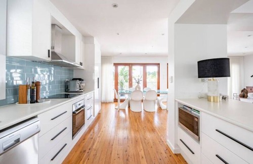 Mermaid Waters Maison | Seaside Luxury in ‘The Pocket’ 750m to Nobby Beach.