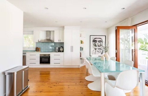 Mermaid Waters Maison | Seaside Luxury in ‘The Pocket’ 750m to Nobby Beach.