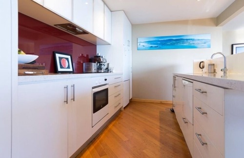 Britannia Heights Maison | Seaside Manor - Harbour Views, Nelson Waterfront!