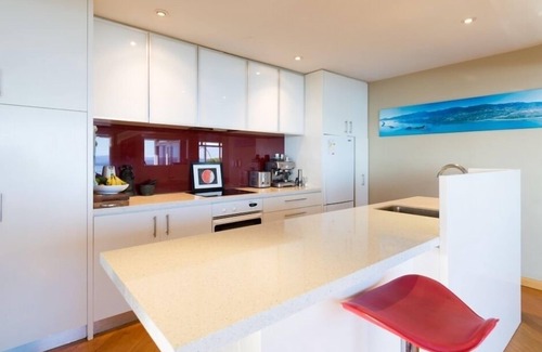 Britannia Heights Maison | Seaside Manor - Harbour Views, Nelson Waterfront!