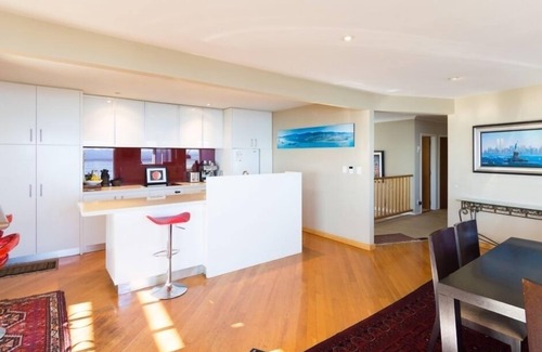 Britannia Heights Maison | Seaside Manor - Harbour Views, Nelson Waterfront!