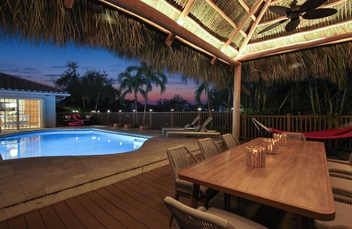 Palma Sola Maison | Seaside Sanctuary - 5 miles de la plage, vue imprenable sur le lac, Tiki Hut, onglet piscine