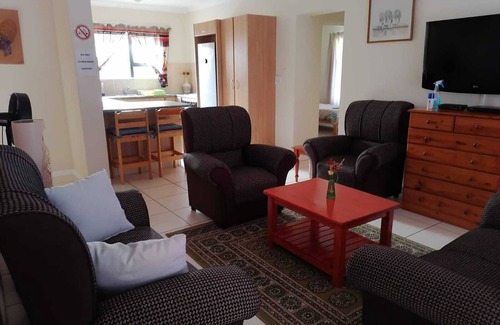 Klein Brak River Appartement | Seaside self-catering holiday accommodation with garden/braai (BBQ) facility.
