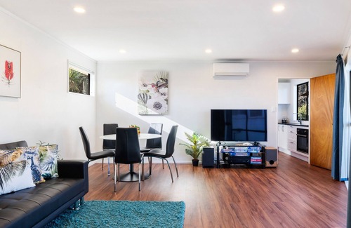 Te Horo Beach Maison | Seaside Sensation - Te Horo Beach Holiday Home