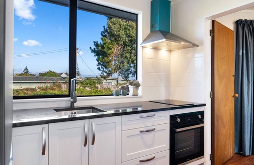 Te Horo Beach Maison | Seaside Sensation - Te Horo Beach Holiday Home