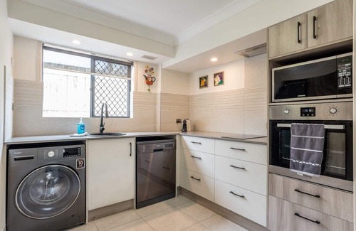 Wynnum Appartement | Seaside Serenity at Plumeria Place