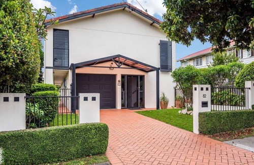 Wynnum Appartement | Seaside Serenity at Plumeria Place