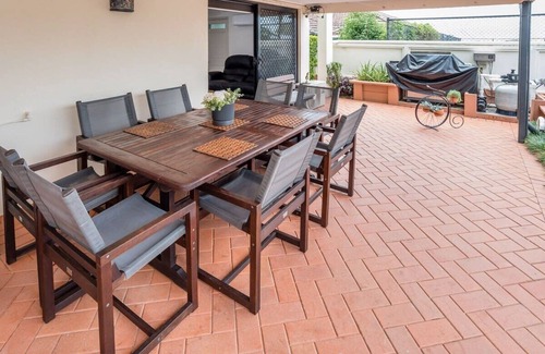 Wynnum Appartement | Seaside Serenity at Plumeria Place