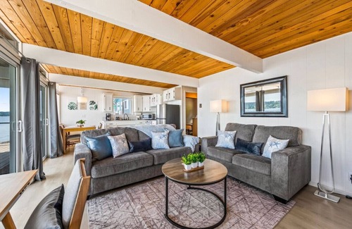 Southworth Maison | Seaside Serenity Beach Getaway w/ kayaks & SUPs!