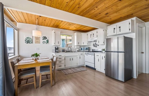 Southworth Maison | Seaside Serenity Beach Getaway w/ kayaks & SUPs!