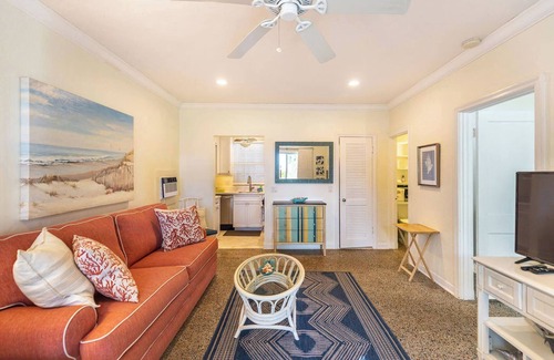 Jog Road Copropriété | Seaside Serenity: Chic 1-Bed/2-Bath on A1A