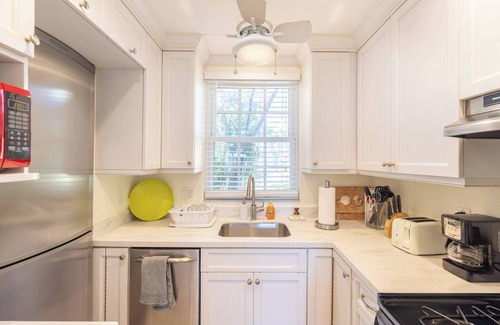 Jog Road Copropriété | Seaside Serenity: Chic 1-Bed/2-Bath on A1A