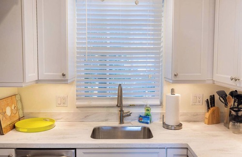 Jog Road Copropriété | Seaside Serenity: Chic 1-Bed/2-Bath on A1A