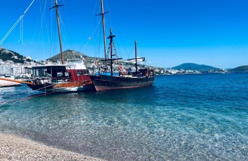Qender Appartement | Seaside Serenity! FREE PARKING!