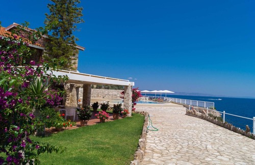 Kato Sounion Villa | Villa de bord de mer avec piscine privée et vue imprenable sur la mer Égée