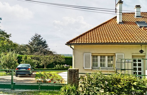 Bazemont Appartement | Gîte saisonnier dans un village .La campagne calme et verdoyante.