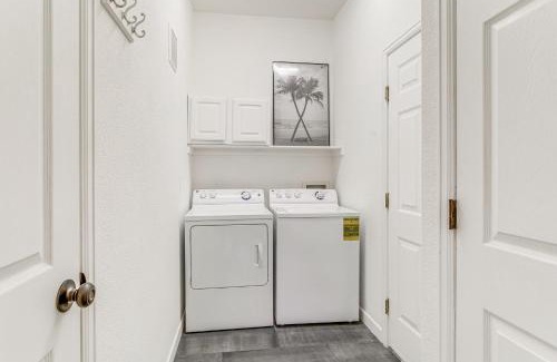 Aurora Appartement | Seasonal Pool, Balcony Quiet and Cozy Aurora Condo!