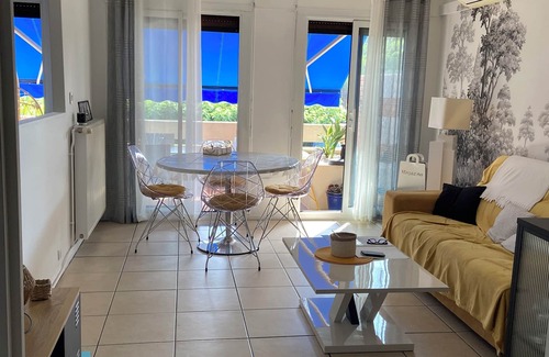 Frejus Port Appartement | Seasonal rental Two-room apartment 48 m2 Frejus plage et du Port. Terrace 15 m2.