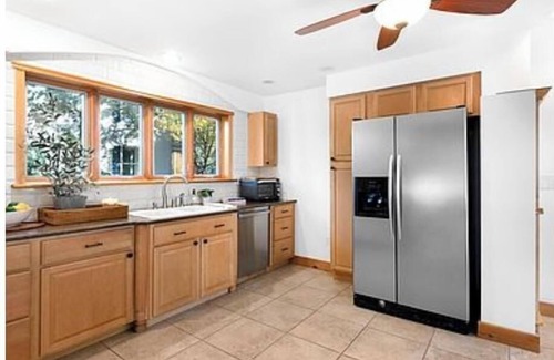 Skaneateles Maison | Seasonally Bustling house in the village of Skaneateles next to the lake