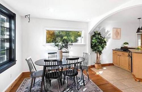 Skaneateles Maison | Seasonally Bustling house in the village of Skaneateles next to the lake