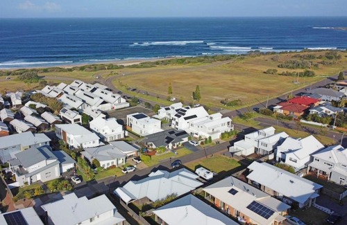Caves Beach Maison | Seaspray - Beach and Pool access