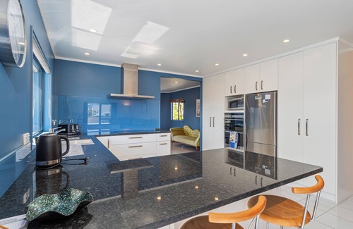 Matarangi Maison | Seaspray Retreat - Matarangi Holiday Home