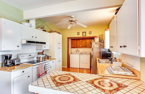 SeaTac Maison | SeaTac Home with Patio and Grill - 3 Mi to Airport!
