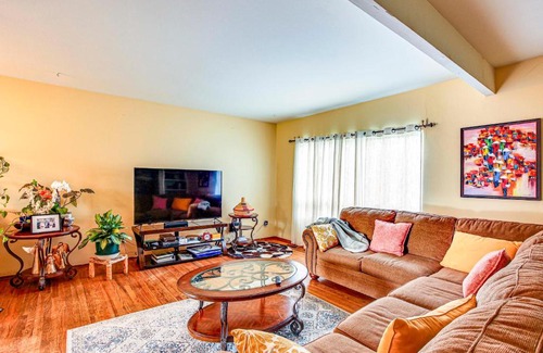 SeaTac Maison | SeaTac Home with Patio and Grill - 3 Mi to Airport!