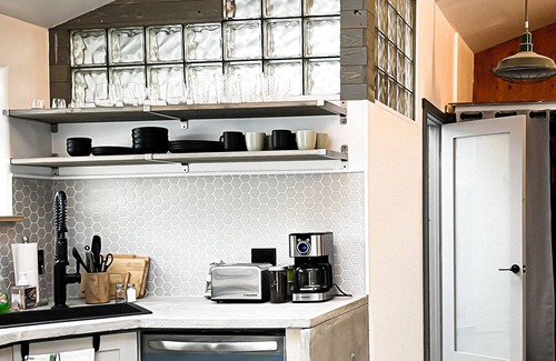 Mann Maison | Seattle Luxury 2BR House with Off-Street Parking