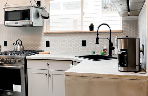 Mann Maison | Seattle Luxury 2BR House with Off-Street Parking