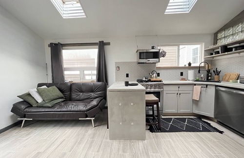 Mann Maison | Seattle Luxury 2BR House with Off-Street Parking