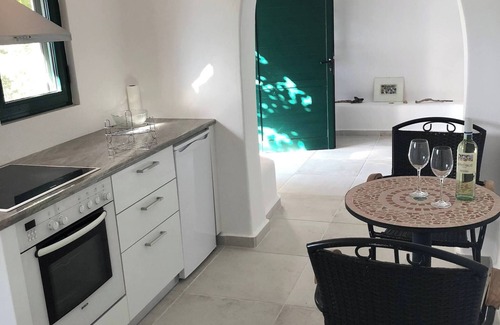 Pefki Appartement | Appartement avec vue sur la mer, piscine à débordement et cuisine
