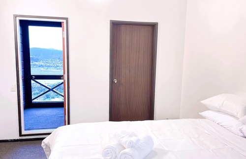 Wellington Maison | seaview, big, 10 mins to airport