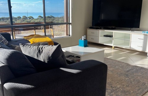 Scott Maison | Seaview Escape - 3 bedrooms, sleeps 7