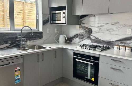 Hillsborough Maison | Seaviews central with Airport Proximity"