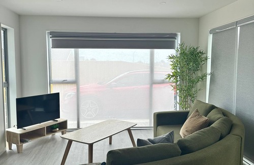 Hillsborough Maison | Seaviews central with Airport Proximity"