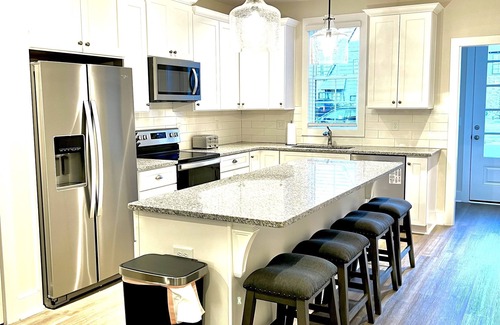 Auburn - Opelika Maison | SEC House --sleeps 8 -- An Executive Townhome in Auburn Alabama 3 BR 2.5 BA