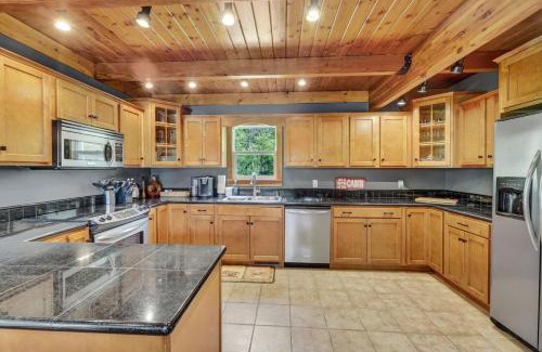 Salamanca Maison | Secluded 3BR Home Fire Pit Covered Deck