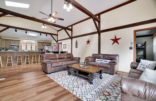 Effort Maison | Secluded 4 BR-Heated Pool/Hot Tub/Game Room/Fishing Pond/Huge Deck/Fire Pit!
