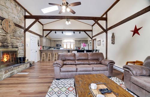 Effort Maison | Secluded 4 BR-Heated Pool/Hot Tub/Game Room/Fishing Pond/Huge Deck/Fire Pit!
