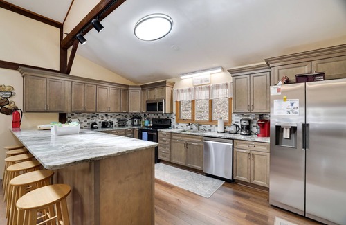 Effort Maison | Secluded 4 BR-Heated Pool/Hot Tub/Game Room/Fishing Pond/Huge Deck/Fire Pit!