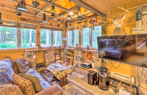 Kunkletown Maison | Secluded and Quiet Pocono Mountain Cabin with Hot Tub!