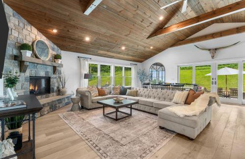 Ellicottville Chalet De Ski | Secluded Beauty with Hot Tub & Views