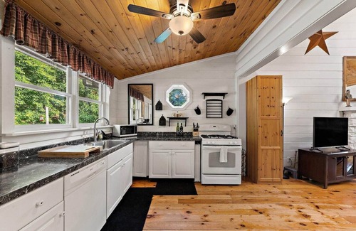 Kabletown Cabine | Secluded Cabin a Stone's Throw From the A.T.!
