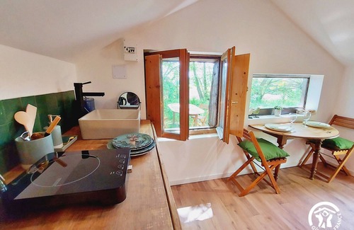 Montenay Cottage | Évasion Nature à Deux : Cabane Confortable avec Terrasse Privée et Activités Partagées