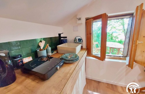Montenay Cottage | Évasion Nature à Deux : Cabane Confortable avec Terrasse Privée et Activités Partagées