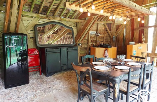 Montenay Cottage | Évasion Nature à Deux : Cabane Confortable avec Terrasse Privée et Activités Partagées