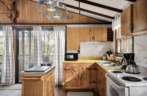 Sleepy Hollow Cabine | Secluded Cabin: Hot Tub, Huge Deck, Fire Pit, WiFi