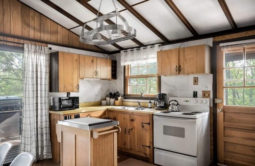 Sleepy Hollow Cabine | Secluded Cabin: Hot Tub, Huge Deck, Fire Pit, WiFi